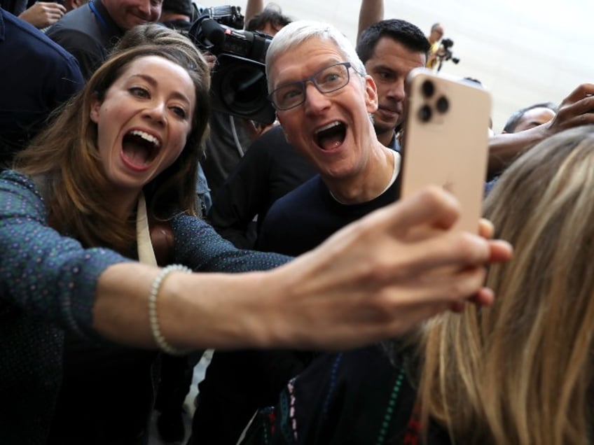 apple battling iphone sales decline amid strong global smartphone market