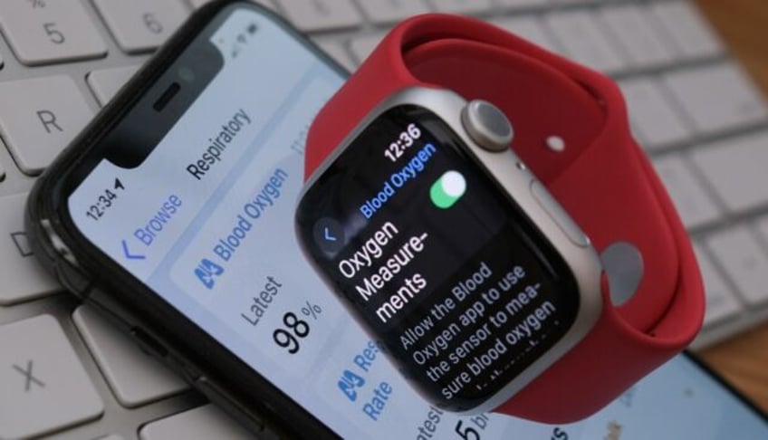 An Apple Watch 9 displays blood-oxygen level detection settings