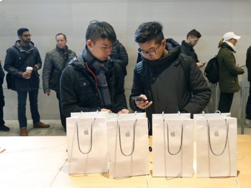 apple revenue falls for fourth consecutive quarter due to china woes