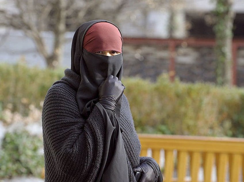 arab women attack austrian police at resort
