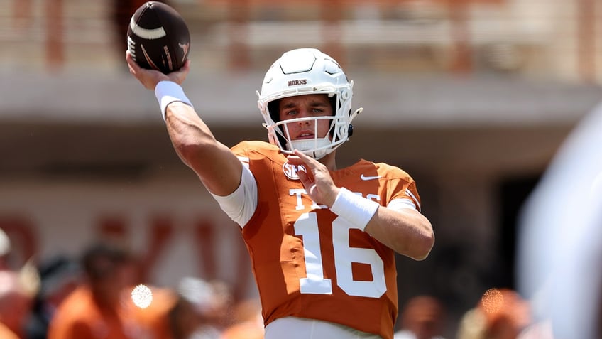 Arch Manning throws ball