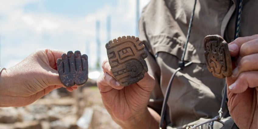 archaeologists in northern peru unearth 3000 year old tomb believed to honor priest