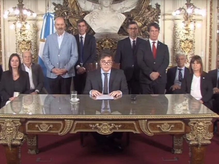 Argentine President Javier Milei (C) delivered his speech to the nation from the Casa Rosada presidential palace in Buenos Aires, flanked by his cabinet © Handout / Argentina's Presidency Press Office/AFP