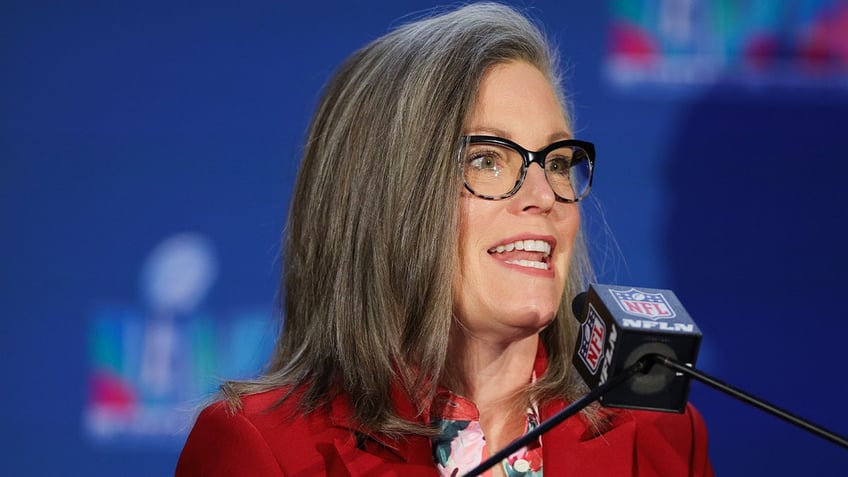 arizona governor mysteriously steps down for one day