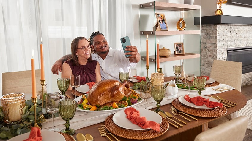 arizona grandma and man she mistakenly texted in 2016 host 8th thanksgiving with new stranger