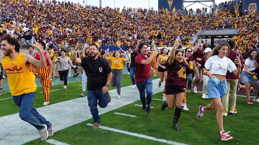 arizona state fans storm field