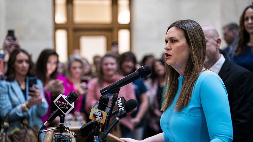 arkansas gov sanders legislative push to restrict public access to her records receives no progress