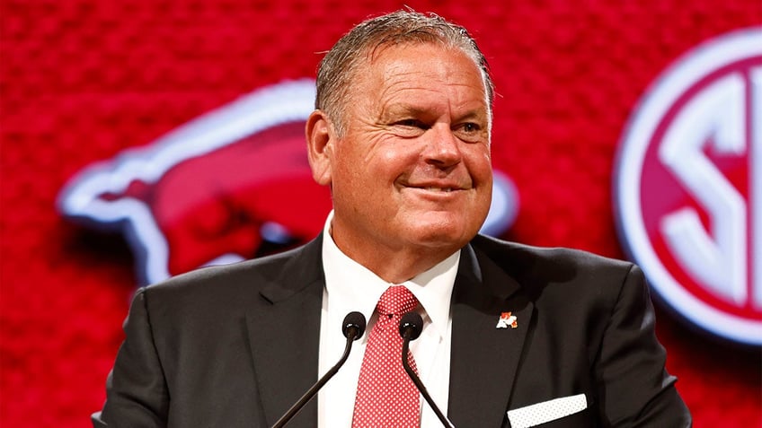 arkansas razorbacks head coach provides witty response to beer question at sec media days