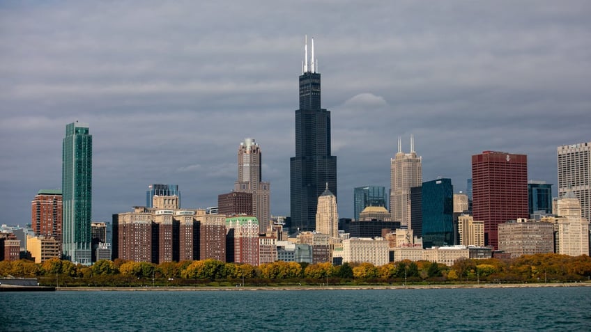 armed chicago tow truck driver turns the tables on suspected drive by shooter