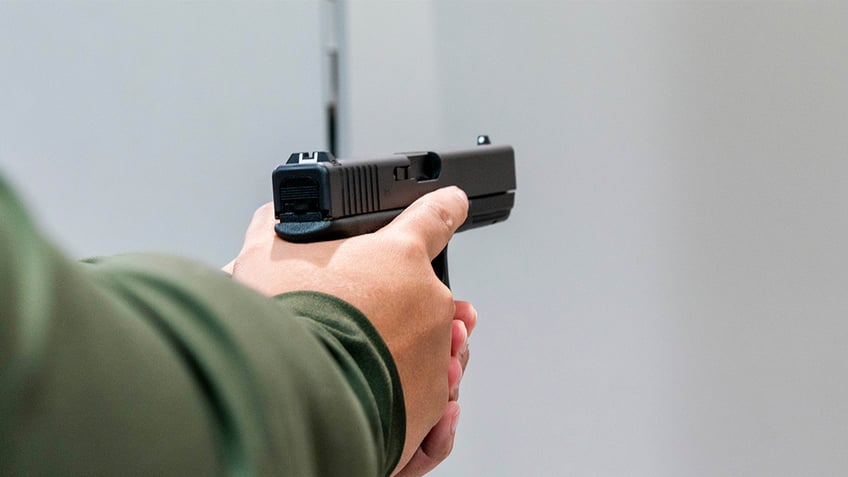 armed chicago tow truck driver turns the tables on suspected drive by shooter