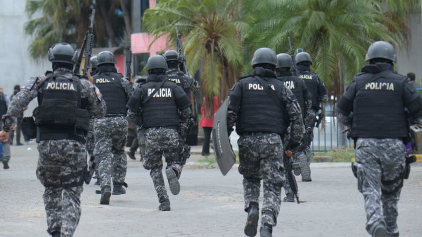 Police running to rescue hostages