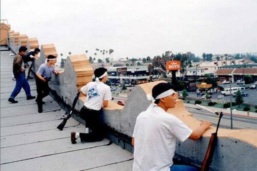 armed la residents patrol neighborhoods in violation of evacuation orders