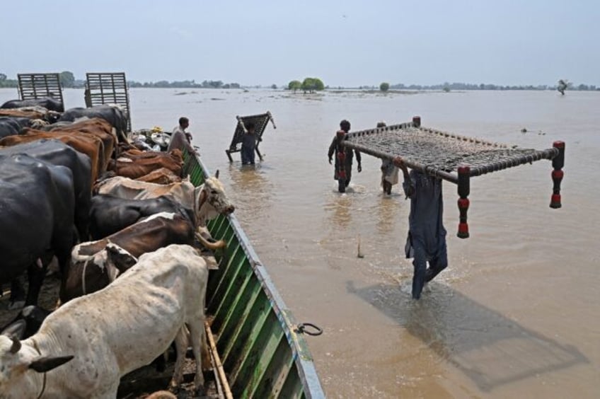 around 100000 people evacuated due to floods in pakistan