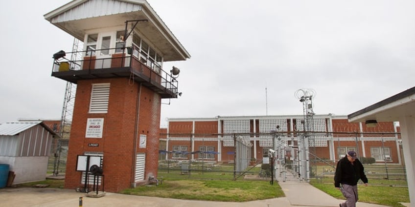 around 650 texas inmates evacuated after fire breaks out at huntsville prison