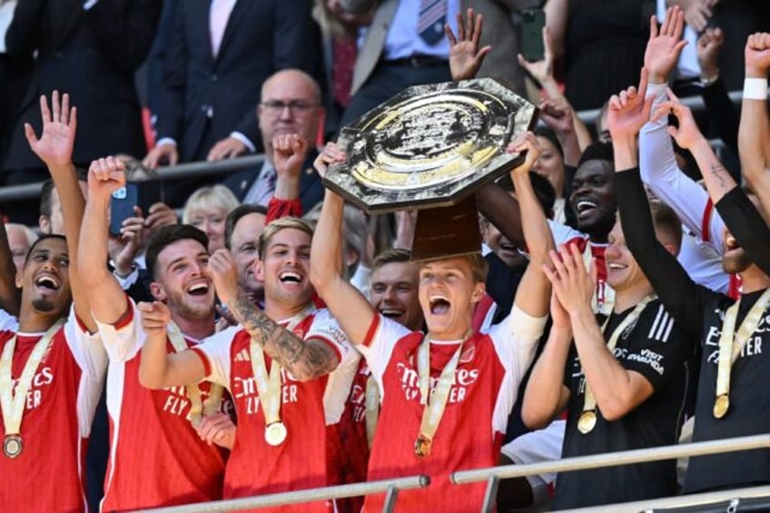 arsenal beat man city on penalties to win community shield