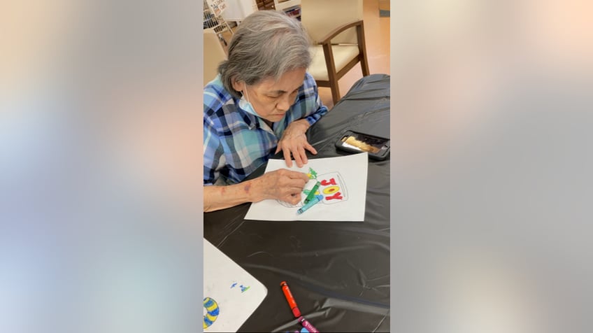 artist helps seniors capture precious memories in works of art they bring their life experiences