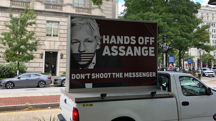 Sign supporting Assange outside DOJ