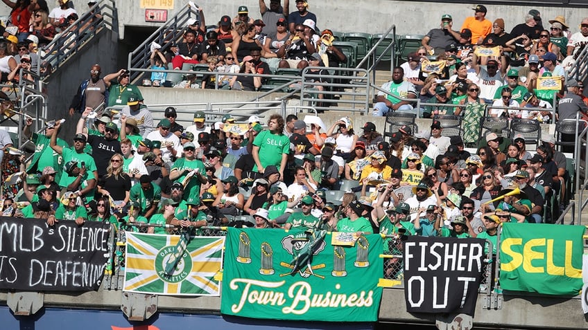 Oakland fans with signs