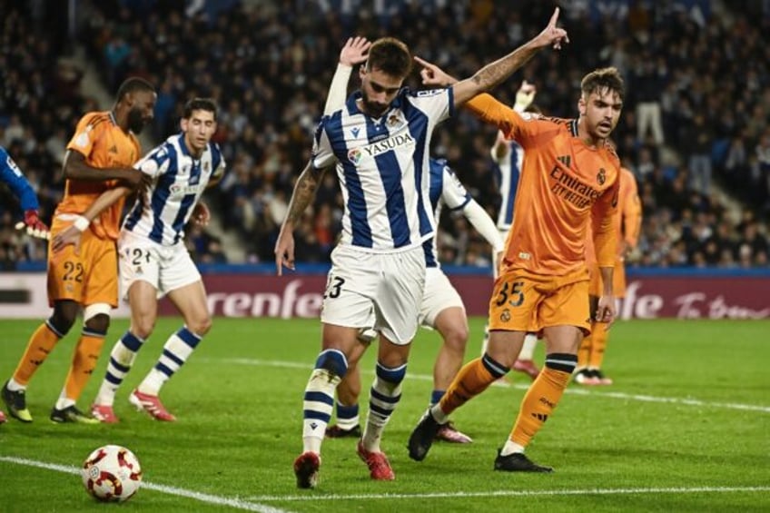 Real Madrid's Spanish defender Raul Asencio (R) was taken off by Carlo Ancelotti after fan