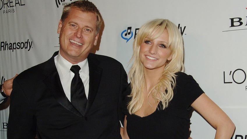 Ashlee Simpson and her father Joe hugging