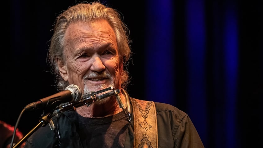 Kris Kristofferson performing