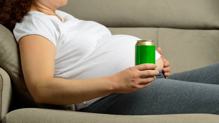 aspartame and autism drinking diet soda amid pregnancy linked to diagnosis in male offspring says study