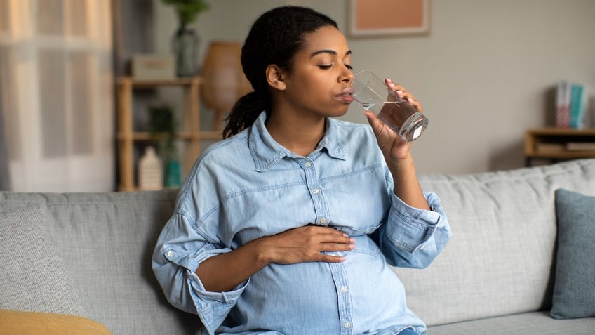 aspartame and autism drinking diet soda amid pregnancy linked to diagnosis in male offspring says study