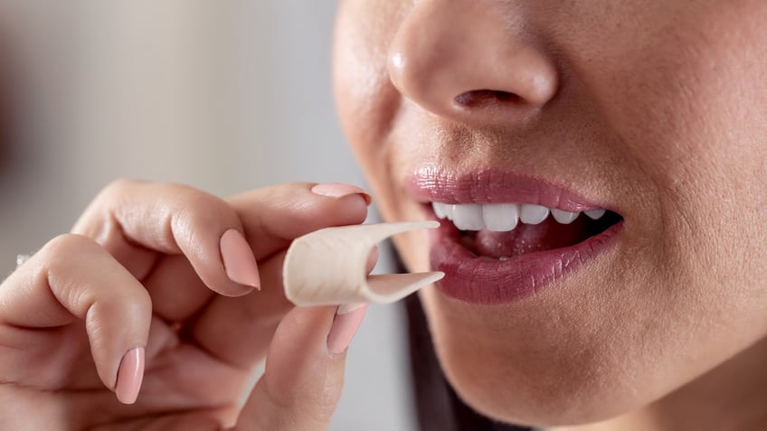 aspartame in chewing gum dental experts weigh in on the sweeteners safety for teeth and gums
