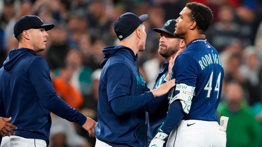 astros hector neris stomps toward and yells at mariners julio rodriguez after strikeout