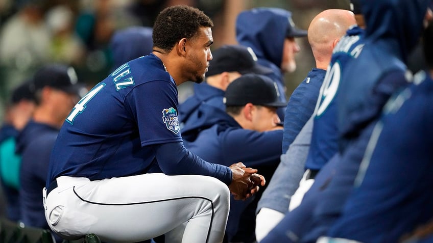 astros hector neris stomps toward and yells at mariners julio rodriguez after strikeout