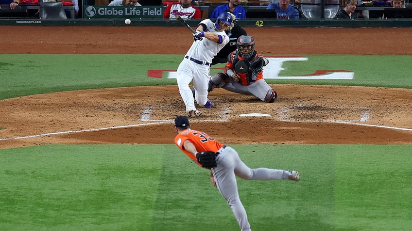 Justin Verlander throws a pitch