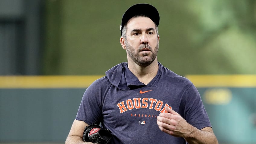 Justin Verlander jogging