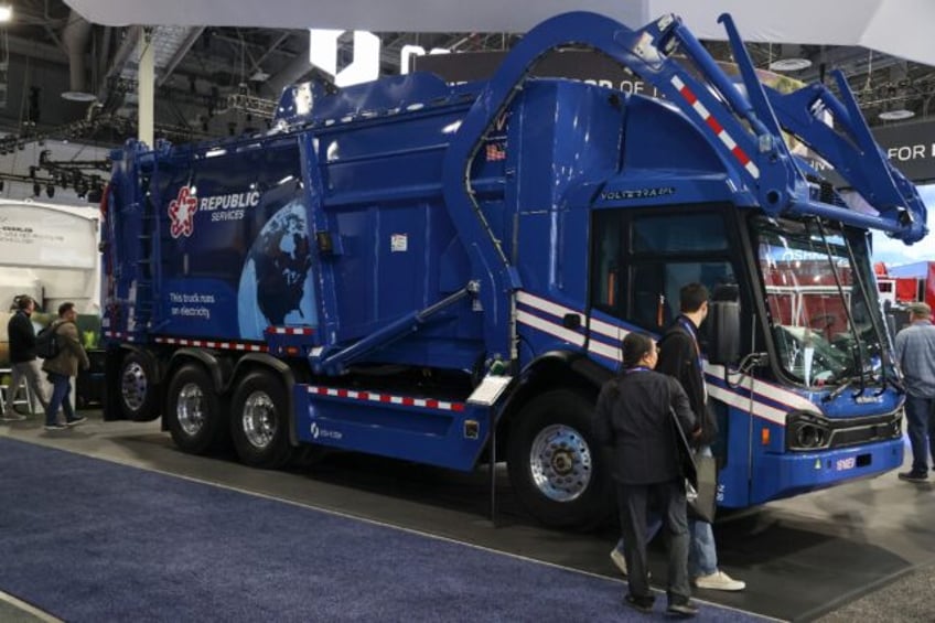 Oshkosh's all-electric garbage and recycling vehicle is outfitted with AI that can identif