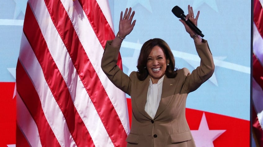 Kamala Harris walks on stage during the Democratic National Convention