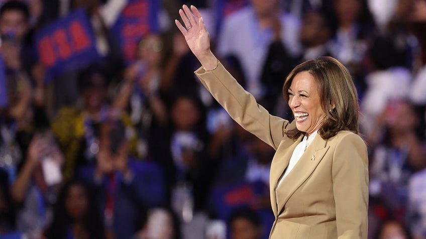 Kamala Harris walks on stage during the Democratic National Convention