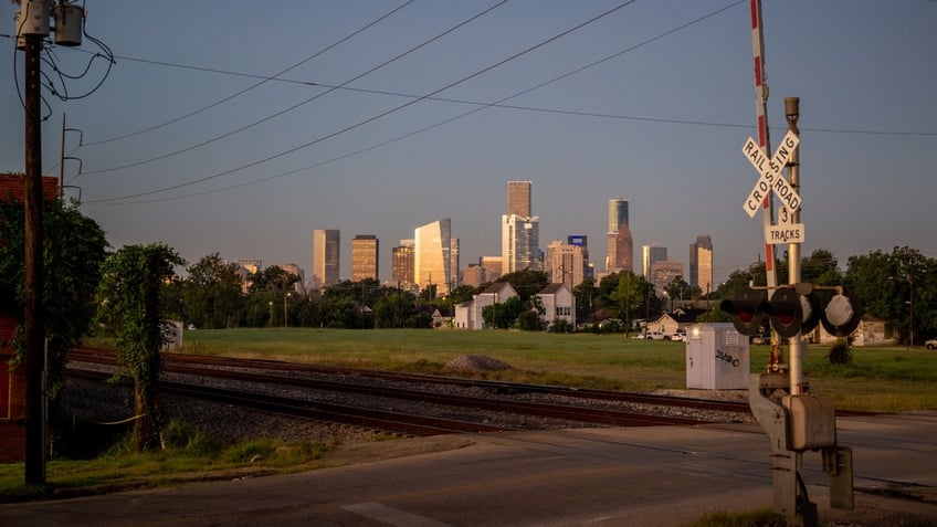 at least 2 dead 2 injured in houston area family dispute report