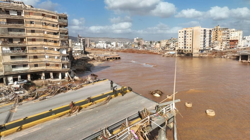 at least 2000 dead up to 10000 missing after dams burst in libya