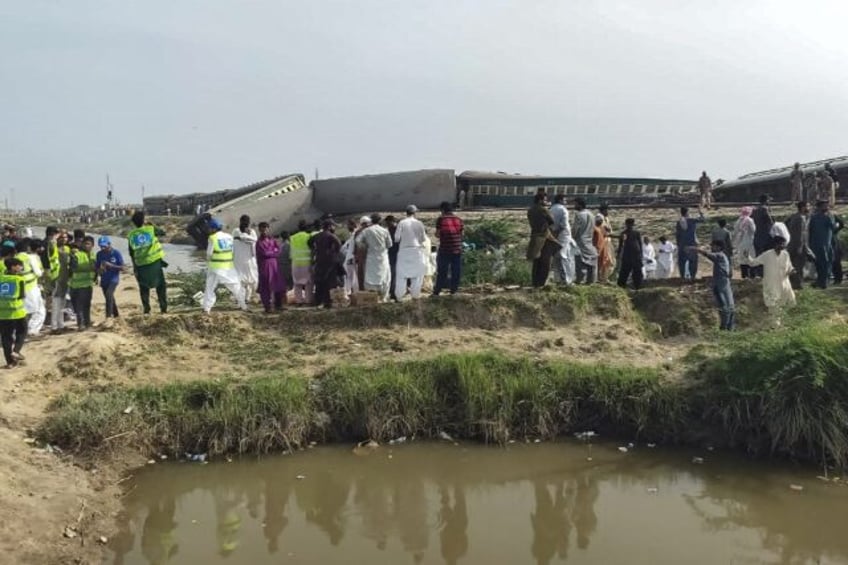 at least 28 killed after train derails in southern pakistan