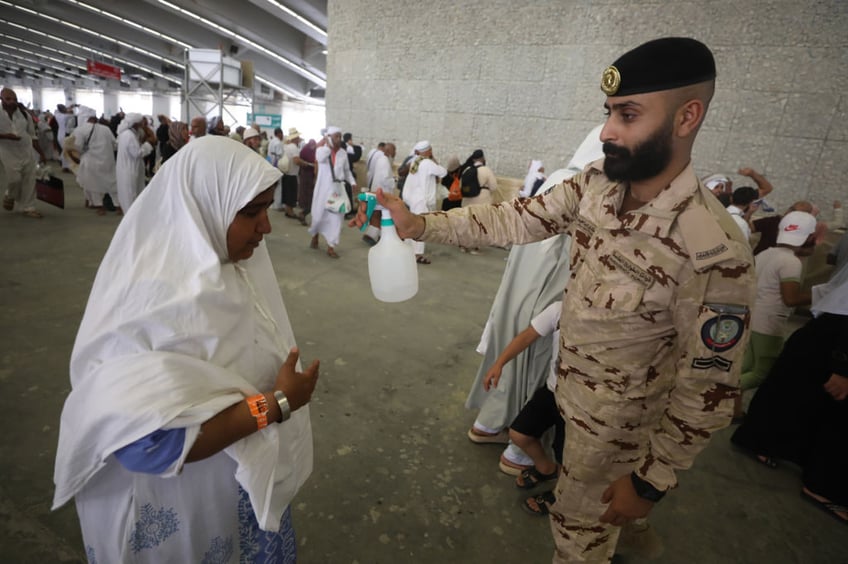 at least 550 muslims have died on hajj pilgrimage as temperatures hit 125of in mecca