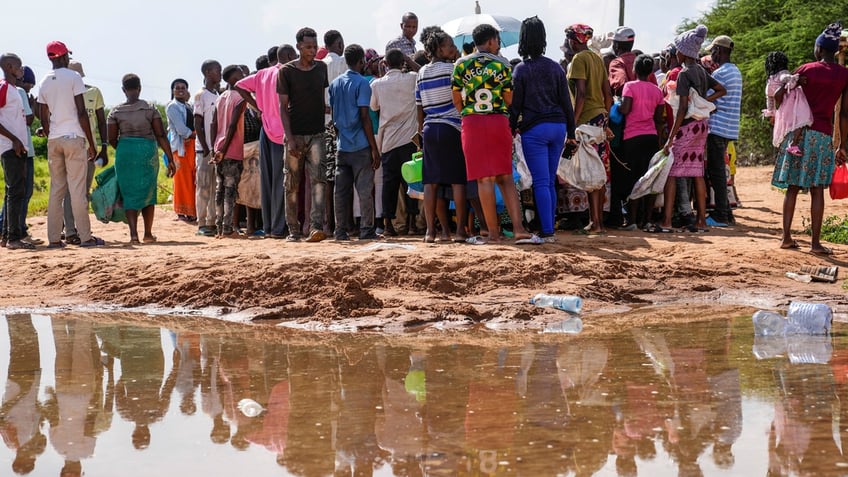 at least 76 dead thousands marooned as floods sweep kenya