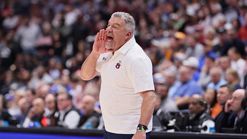 Bruce Pearl yells on court