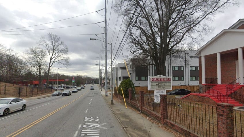 atlanta man arrested on warrant charges after arriving to hospital with gunshot wounds police