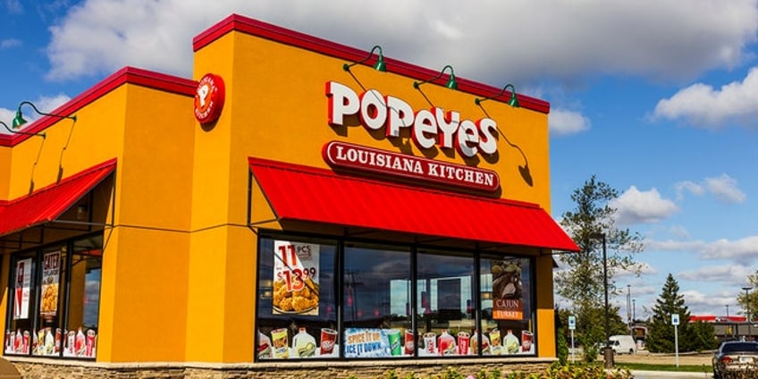 atlanta popeyes workers violently attacked woman attempting to correct order lawsuit