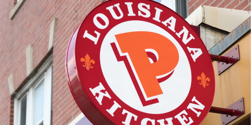 atlanta popeyes workers violently attacked woman attempting to correct order lawsuit