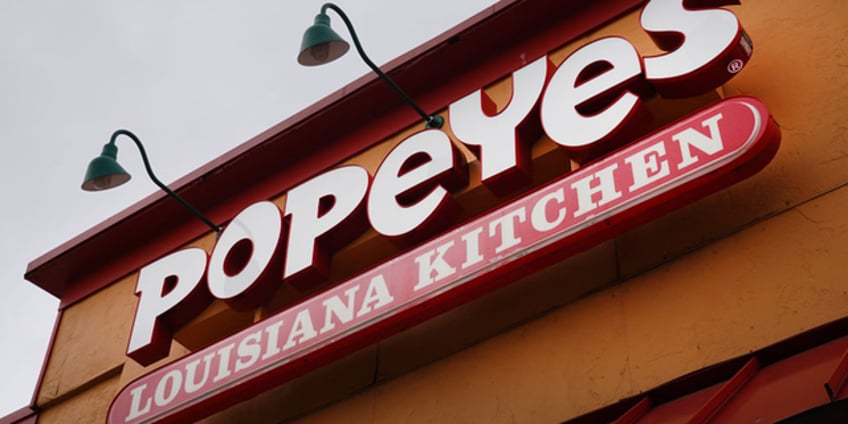 atlanta popeyes workers violently attacked woman attempting to correct order lawsuit