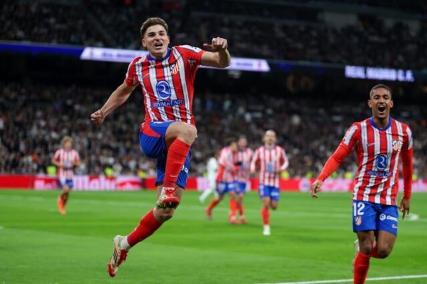 Atletico Madrid's Argentine forward Julian Alvarez (L) celebrates after scoring against Re