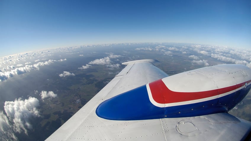 Piper PA-30 Twin Comanche flies