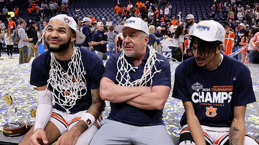 Bruce Pearl sits with Johni Broome and Chad Baker-Mazara