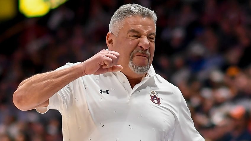 Bruce Pearl frustrated