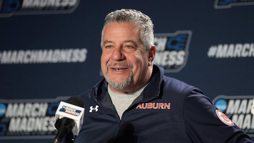 Bruce Pearl at a presser